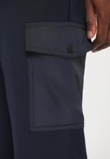 Брюки с накладными карманами