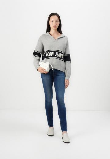 Пуловер с вырезом V