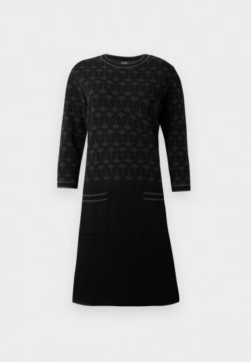 Вязаное платье