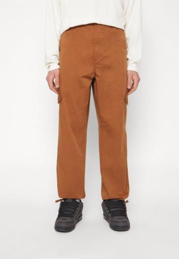 Брюки с накладными карманами