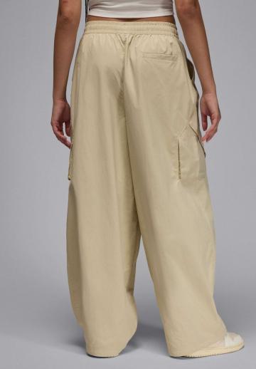 Брюки с накладными карманами