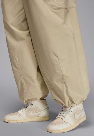 Брюки с накладными карманами