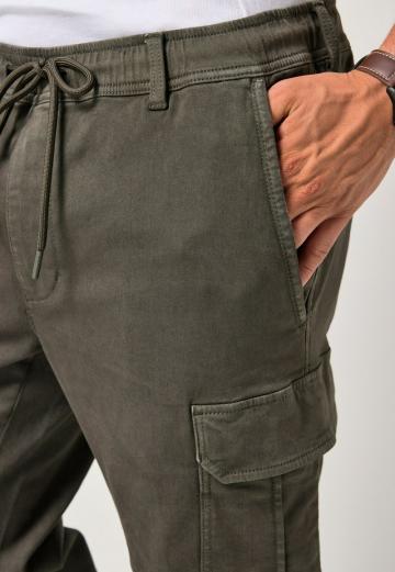 Брюки с накладными карманами