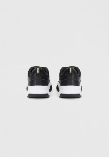 Теннисные кроссовки