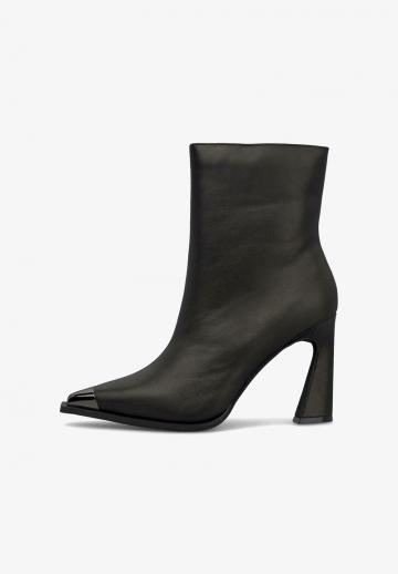 Полусапожки на высоком каблуке