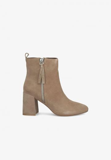 Полусапожки на высоком каблуке