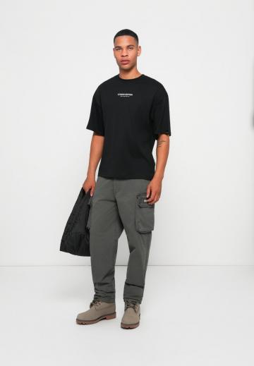 Брюки с накладными карманами