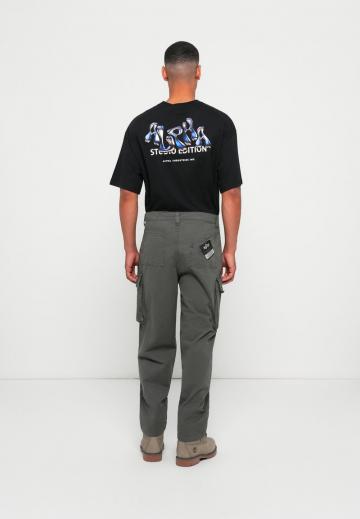 Брюки с накладными карманами