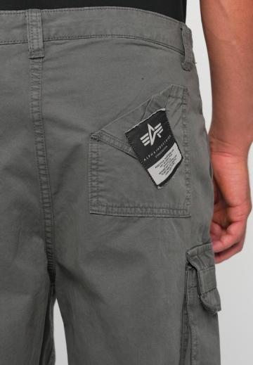 Брюки с накладными карманами