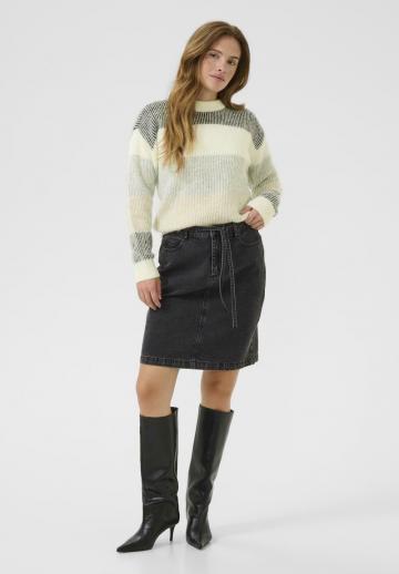 Пуловер в полоску