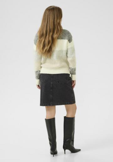 Пуловер в полоску