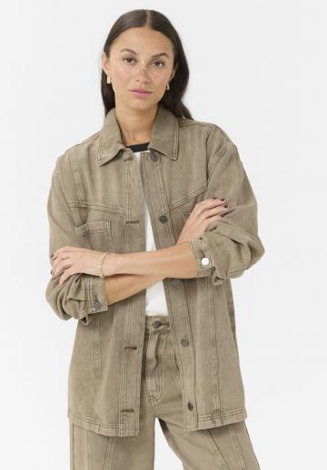 Куртка с накладнымит карманами