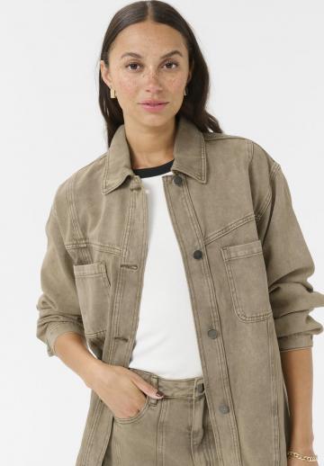 Куртка с накладнымит карманами