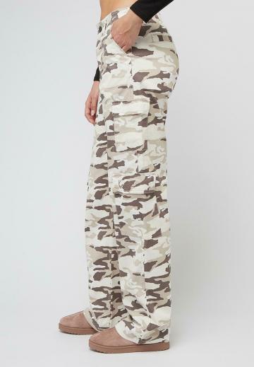 Брюки с накладными карманами