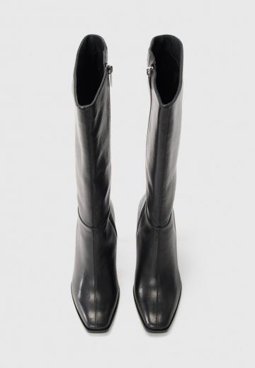 Высокие сапоги