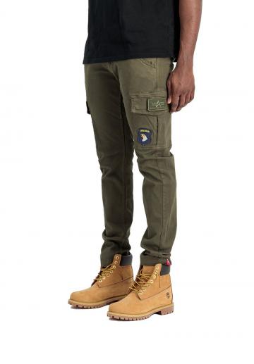 Брюки с накладными карманами