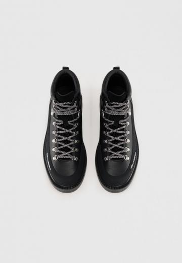 Ботинки на шнуровке