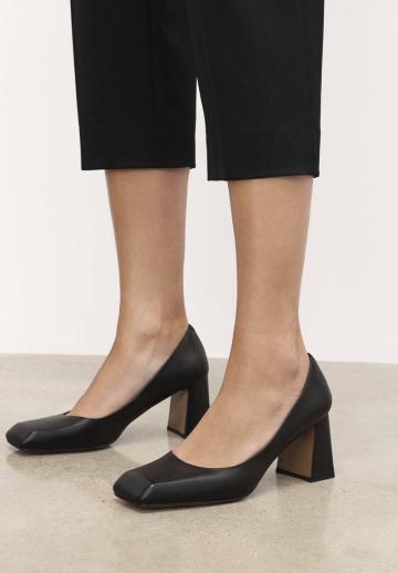 Туфли с высоким носом