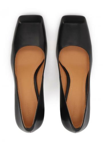 Туфли с высоким носом