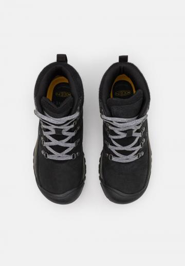 Спортивные сапоги