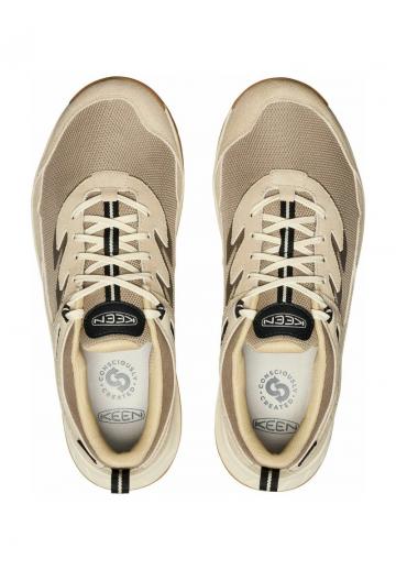 Походные кроссовки