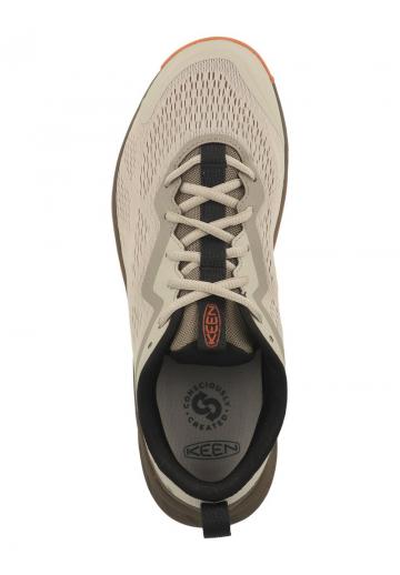 Походные кроссовки