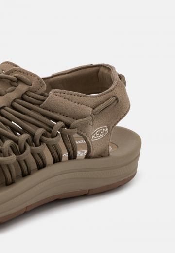 Спортивные сандалии