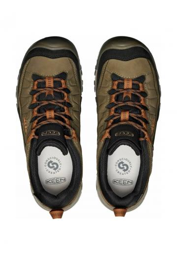 Походные кроссовки