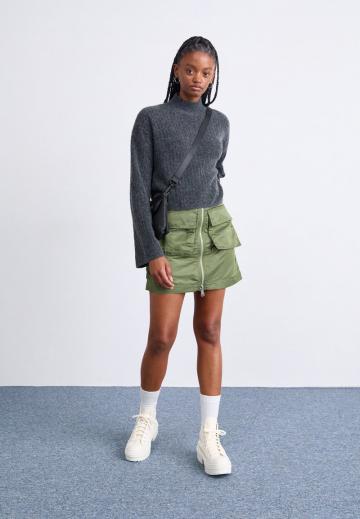 Юбка с накладными карманами