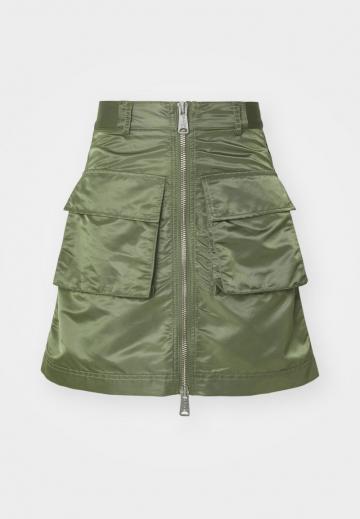 Юбка с накладными карманами