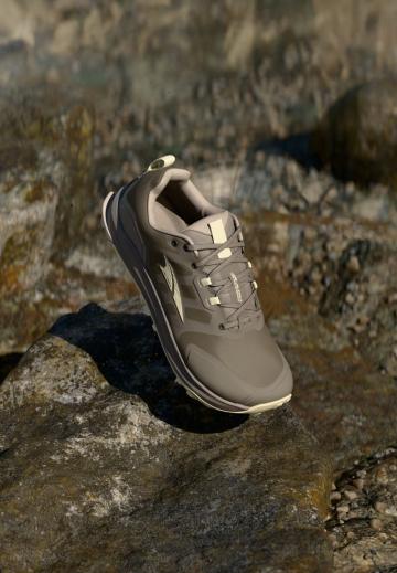 Походные кроссовки