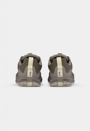 Походные кроссовки