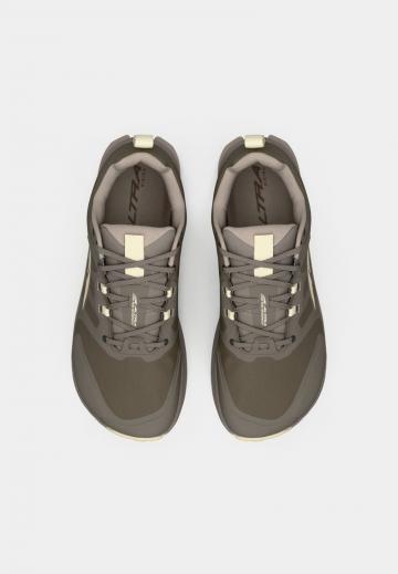 Походные кроссовки