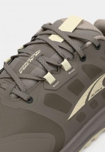 Походные кроссовки