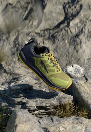 Походные кроссовки