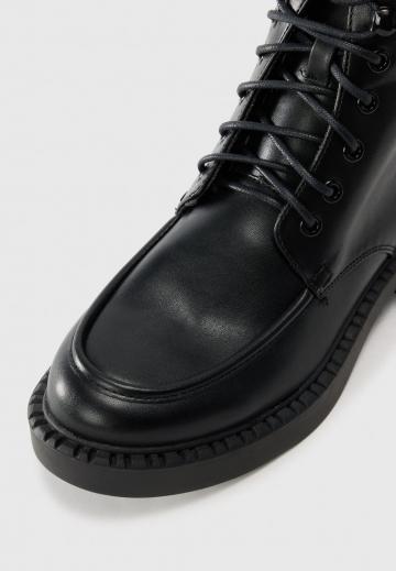 Ботинки на шнуровке