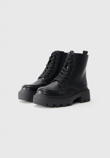 Ботинки на шнуровке