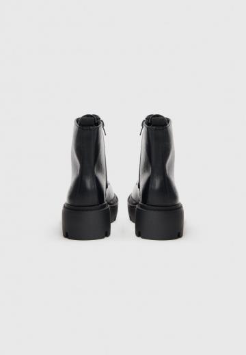 Ботинки на шнуровке