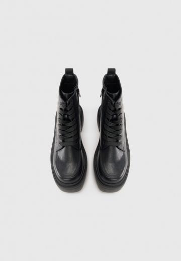 Ботинки на шнуровке