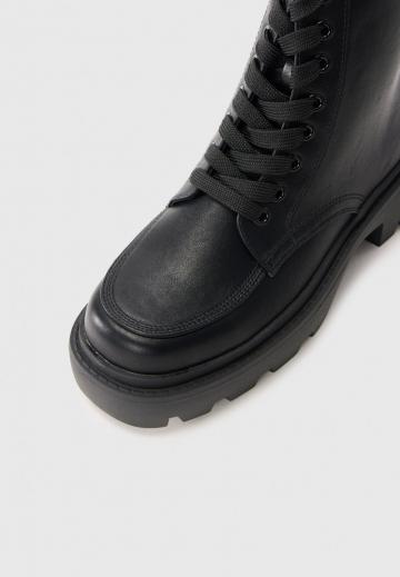 Ботинки на шнуровке