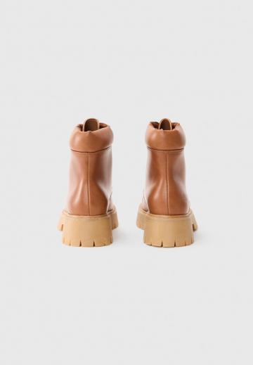 Ботинки на шнуровке