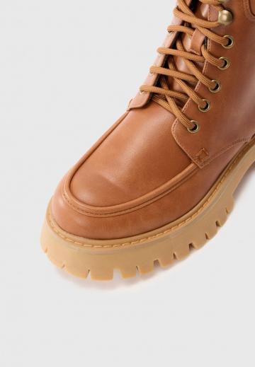 Ботинки на шнуровке