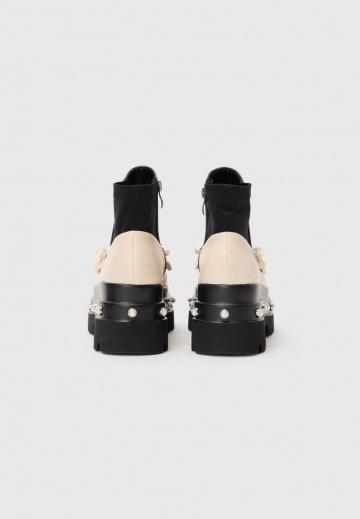 Полусапожки на высоком каблуке