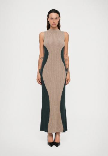 Вязаное платье