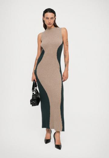 Вязаное платье