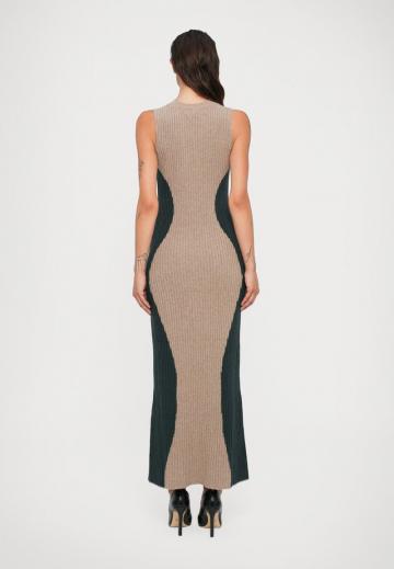 Вязаное платье