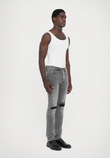 Узкие джинсы