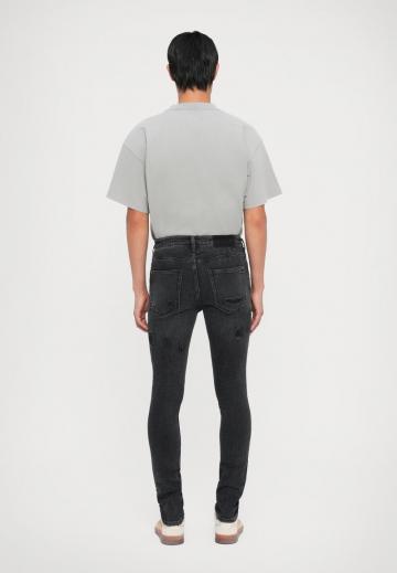 Узкие джинсы