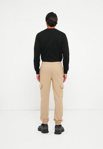 Брюки с накладными карманами