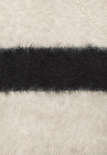 Пуловер с вырезом V